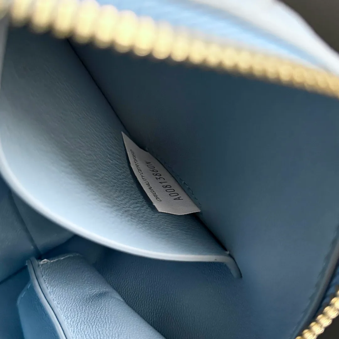 Batch 1260 BV new mini bag ceiling Bottegaveneta new Concert Pouch bag is small and has a large capacity. It can hold a Pro max mobile phone. The shoulder strap is adjustable for cross-body carry. It is very cost-effective when carried on one shoulder. The latest small bag in autumn has a lot of capacity. It can hold 4 short clips. I also tried it and it can hold one of my fists. It is cute, the capacity is touching and the length of the shoulder strap is adjustable for daily commuting. Full score 10 #bv woven bag Style number: 794258 Size: 18.5*11.5*8.5cm
